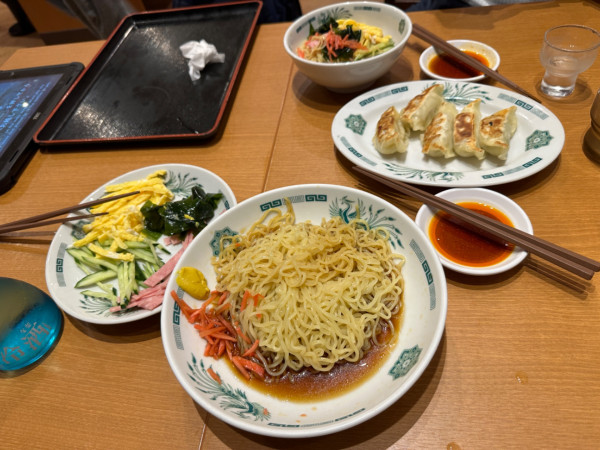 「黒酢しょうゆ冷し麺（大盛）＋餃子（6個）セット990円」@日高屋 イーサイト高崎店の写真