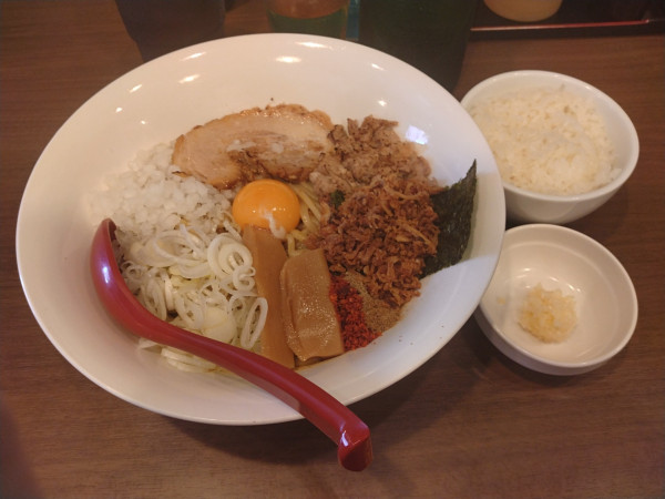 「かれまぜ(並)¥1000+白めし¥100+ニンニク+瓶ビール」@狼煙 東大宮店の写真