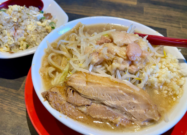 「らーめん 半チャーハン」@麺と飯 トンじろの写真