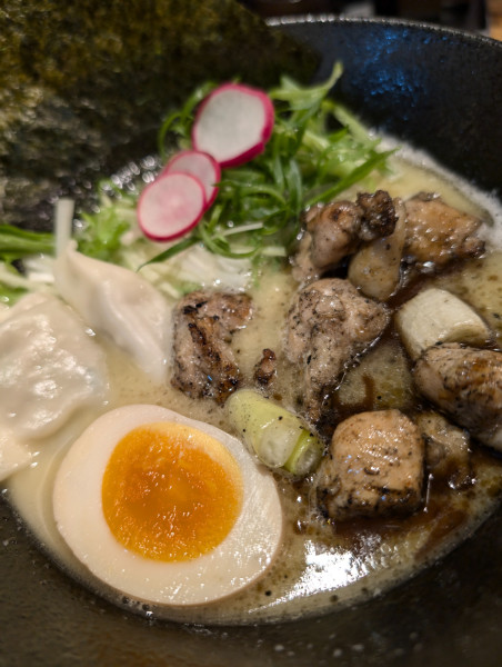 「特製炭焼鶏そば・炭餃子増し」@鶏そば炭や 新橋店の写真