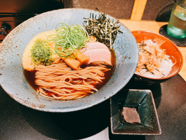 「紀州鴨だしの冷やし山かけそば 醤油」@鴨中華そば 楓の写真