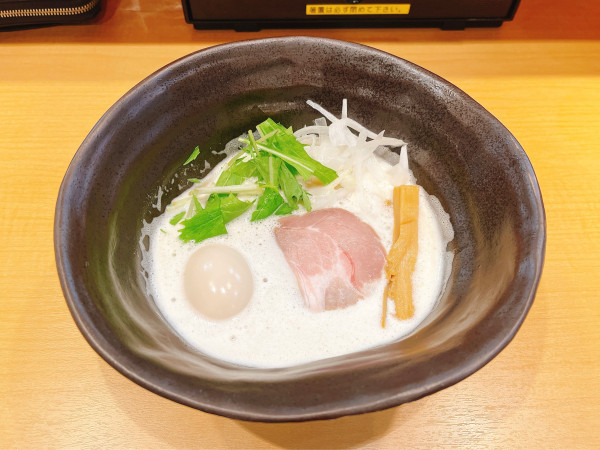 「鶏そば+味付け卵」@麺屋togariの写真