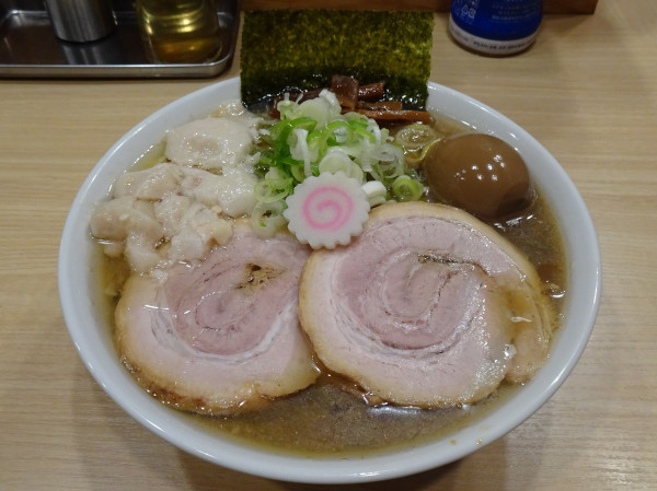 「煮干しとシジミのカオス（1,200円）＋味玉（150円）背脂」@麺や 六等星の写真