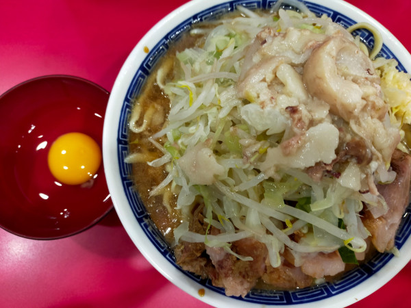 「大豚入り1050円+生卵50円」@ラーメン二郎 生田駅前店の写真