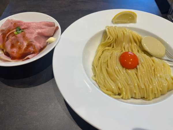 「牡蠣バターたまご麺＋肉丼」@むかん横浜の写真