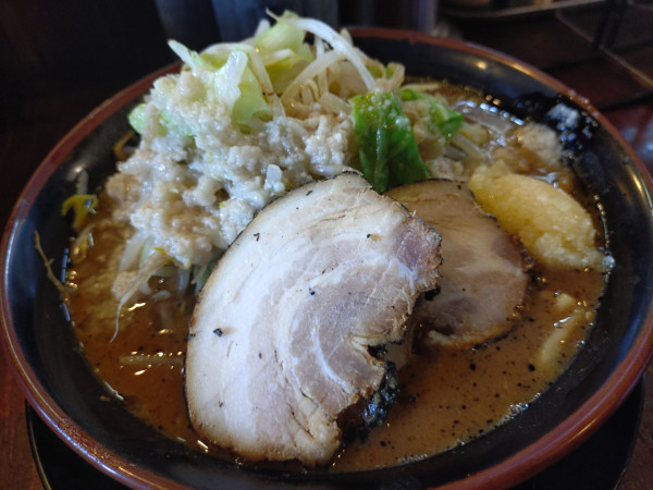 「味噌ラーメン小、ニンニク、アブラ、ヤサイ結果的にいっぱい」@麺や豚髭の写真