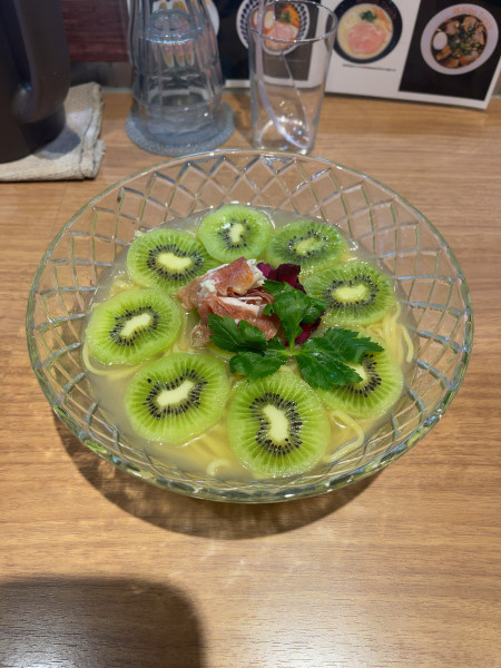 「キウイとハモンセラーノの冷やし塩Soba（1300円）」@鶏Soba Toraやの写真