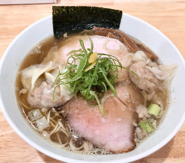 「MIXワンタン煮干し 1200円　大盛り150円」@地球の中華そばの写真