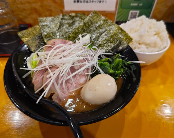 「特製ラーメン(並)+無料ライス大」@横浜家系ラーメン 麺家福増の写真