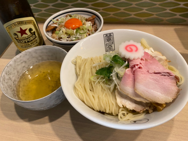 「特製つけ麺＋ネギ玉チャーシューごはん＋赤星」@鶯屋の写真