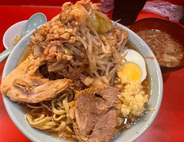「ラーメン少なめ＋しょうが・ブタカスアブラ」@ラーメン富士丸 明治通り都電梶原店の写真