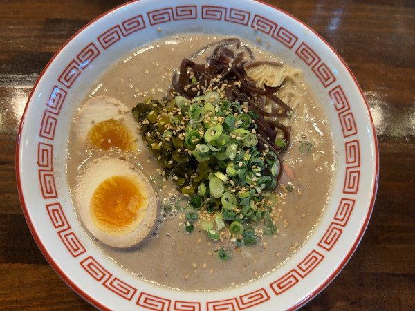 「煮干し豚骨醤油らーめん味玉」@麺飯食堂 チャアヤの写真
