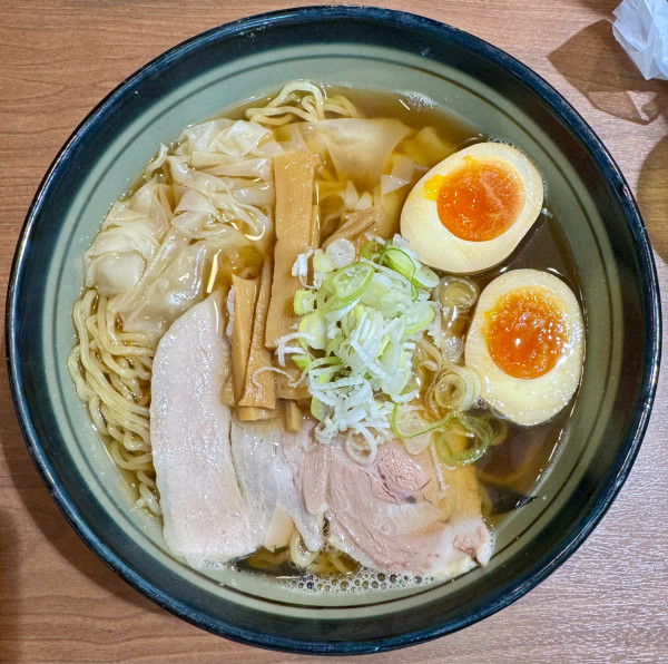 「醤油ワンタン麺」@ワンタンメンの満月 京都拉麺小路店の写真