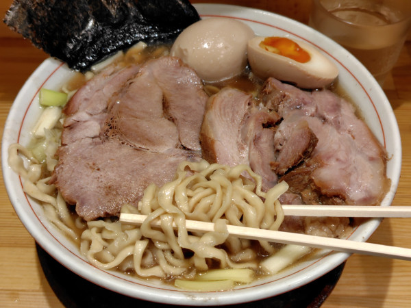 「チャーシュー2枚·中華そば(大盛)·味付け卵1個·海苔1枚」@中華そば 葉山の写真