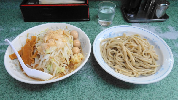 「小つけ麺（1,200円）野菜多めニンニク背あぶら固まり」@ラーメン二郎 新宿小滝橋通り店の写真