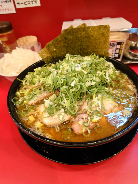「九条ネギラーメン大 煮豚  ライス✖️4 硬め濃いめ多め」@大輝家直系 麺屋 旭の写真