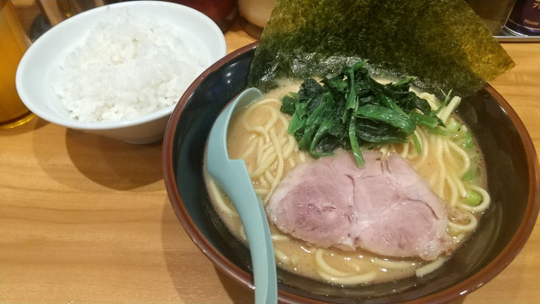 「ラーメン 麺硬 サービスライス」@横浜家系ラーメン 中野家 東長崎店の写真