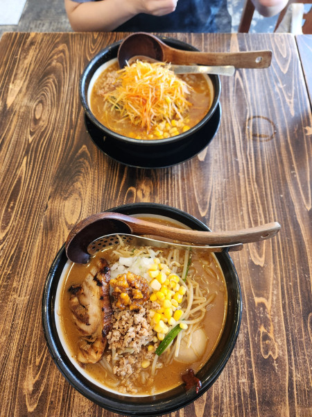 「特味噌ラーメンと辛味噌ラーメン」@味噌ラーメン専門店 日月堂 浦和さいど店の写真