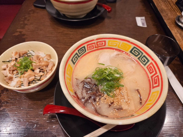 「東京とんこつじゃんがら肉ご飯セット」@東京じゃんがら ecute上野店の写真