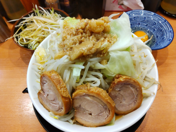 「ラーメン＋豚１枚､ネギ､生卵」@豚のトリコの写真