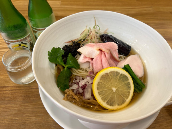 「冷やし醤油そば1100円+鴨むね肉350円+八海山×2本」@中華そば きなりの写真