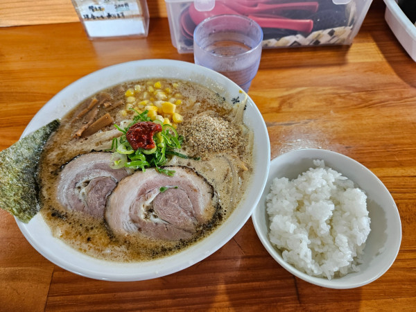 「白味噌ラーメン+半ライス」@麺処 門つるの写真