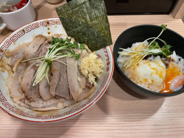 「武蔵野油そば 肉盛り+温玉ご飯」@武蔵野アブラ學会 神田店の写真