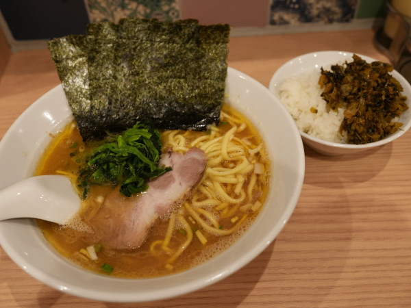 「ラーメン 麺硬め＋油多め＋ライス＋ライス」@ラーメンモンタナ 秋葉原店の写真