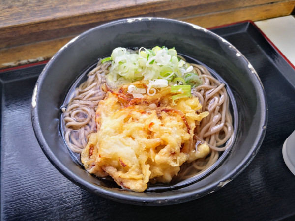 「かけそば（250円）+天ぷら（50円）」@ごん兵衛の写真