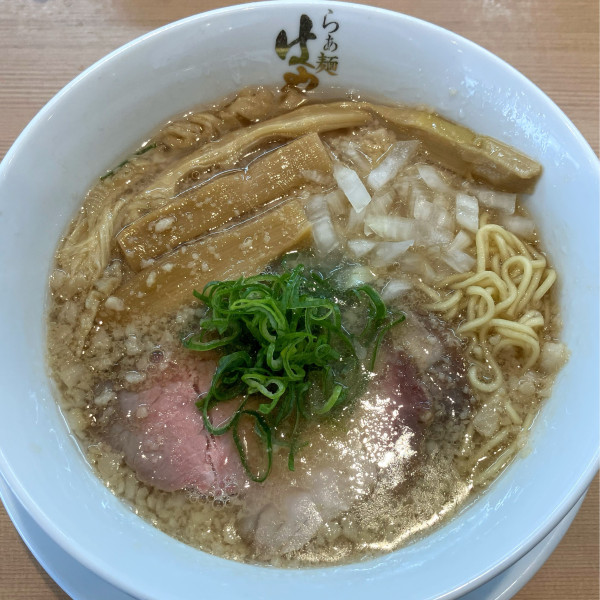 「背脂醤油らぁ麺858円メンマCP」@らぁ麺はやし田 南船橋店の写真