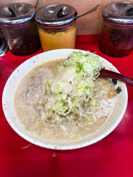 「ラーメン（ギタギタ・薬味増し）」@らーめん弁慶 浅草本店の写真
