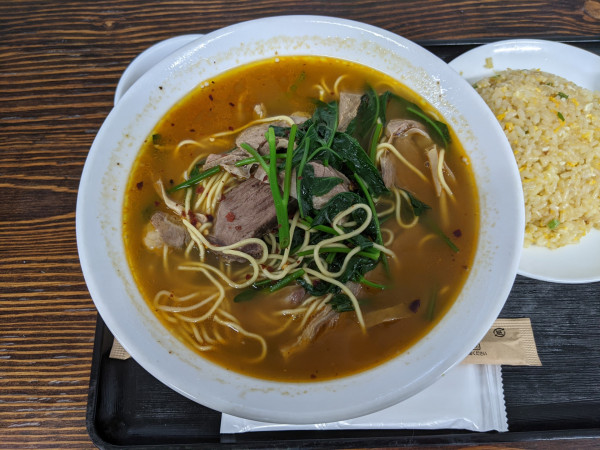 「麻辣羊肉入り自家製麺と半チャーハン：1000円」@味坊美味厨房 吉味東京の写真