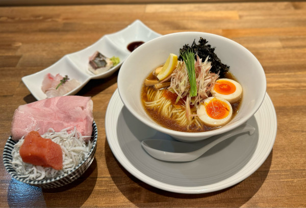「【限定】冷やしらぁ麺 がごめ昆布水×煮干出汁、海鮮丼」@酒肴場 屯の写真