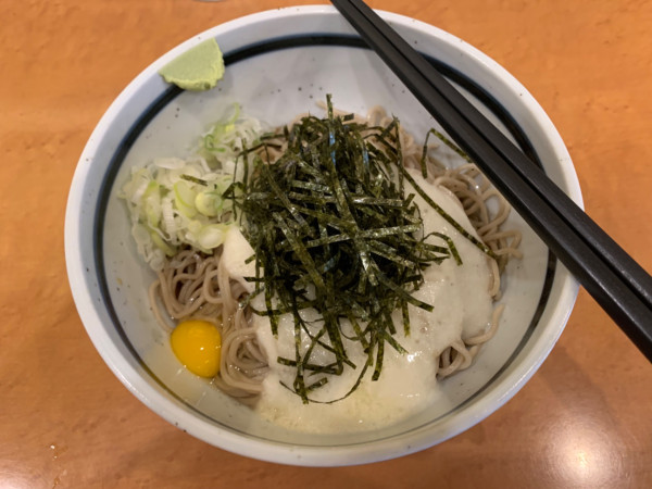 「冷やしとろろそば 570円大盛無料」@蕎麦 一心たすけ 田町店の写真