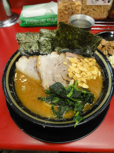 「ラーメン500円普通 バラ50円×2 半丼150円」@IEKEI_TOKYO 王道家直系の写真