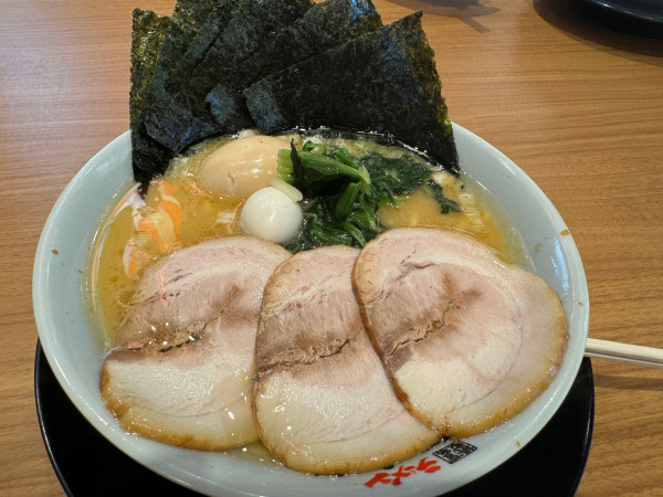 「醤油豚骨ラーメン全部乗せ」@町田商店 柏インター店の写真