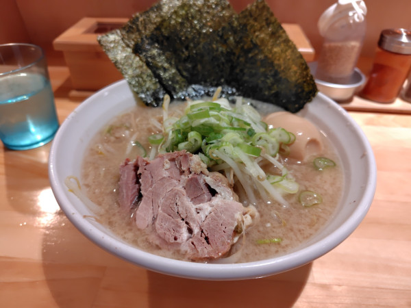 「らーめん(細麺)¥950味玉¥100」@らーめん 小鍛治の写真
