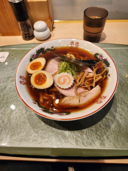 「特製醤油らぁ麺と塩らぁ麺」@らぁ麺 花萌葱の写真