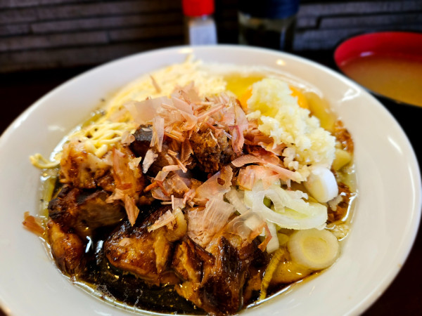 「チャーシュウメン+とろろとにんにくのまぜそば変更」@手打ち 陰日向の写真