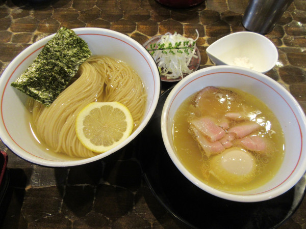 「限定　昆布水つけ蕎麦（１５００円）＋餃子４００円」@特級鶏蕎麦 龍介の写真