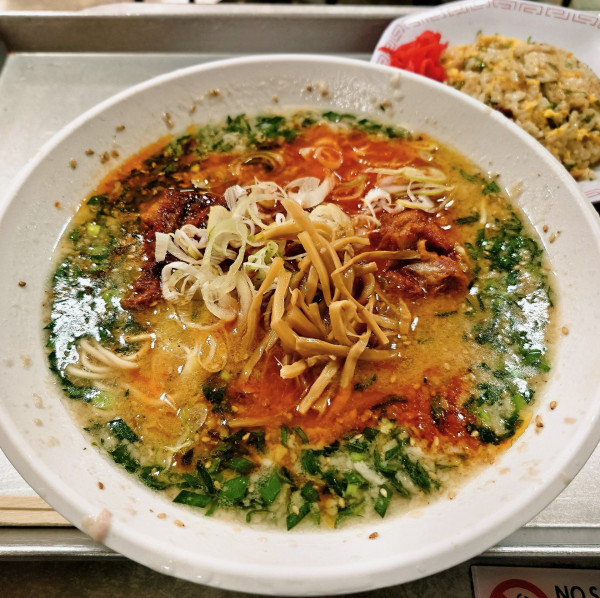 「こってり味噌辛口ホルモンメン＋チャーハン小」@とん平食堂 柏店の写真