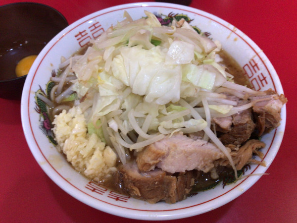「ラーメンぶた2枚(ニンニク)+ぶた増し(2枚)+生卵 1350円」@ラーメン二郎 札幌店の写真
