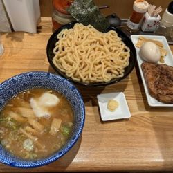 特製つけ麺 中 手揉み縮れ麺～太麺～ 1,450円。