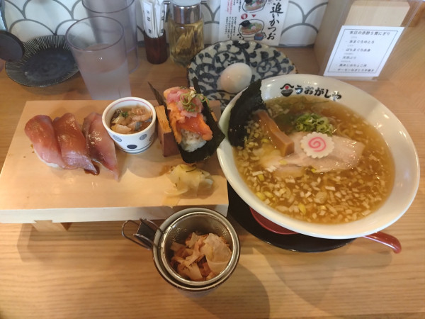 「赤酢にぎり5巻盛り＋追いかつおラーメン並セット¥1600-」@鮨とラーメン うおがしや 新橋店の写真