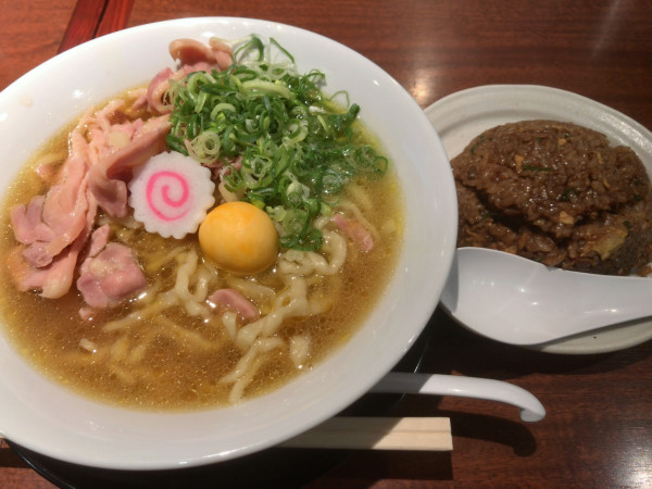 「金の鶏中華（並）焼めしセット（小）」@鶏中華 新旬屋本店 ラーメンスクエア立川店の写真