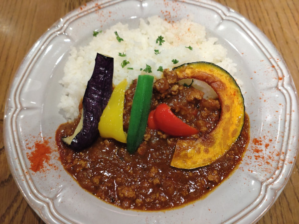 「（週替わりランチプレート）夏野菜キーマカレー　１０８０円」@Beer ＆ Spice KITTE丸の内店の写真
