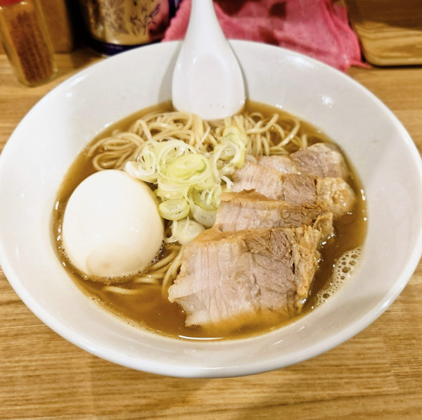 「肉そば小＋半熟煮玉子」@自家製麺 伊藤 神田店の写真
