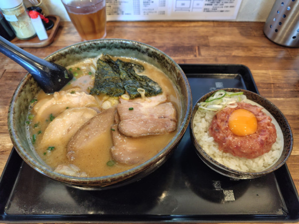 「コク味噌らーめん＋チャーシュー&鰹のなめろうご飯」@昴の写真