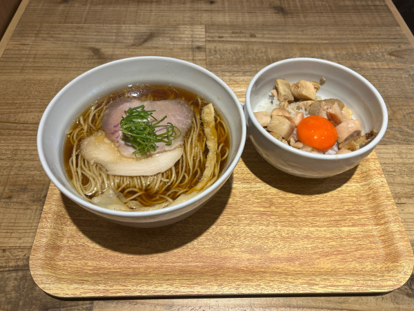 「醤油らぁ麺850円、マキシマム親子丼（クーポン）」@らぁ麺 はやし田 TXGAおおたかの森店の写真