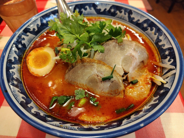 「トムヤムラーメン　チャシュー入り　※中華麺」@ティーヌン 西早稲田本店の写真